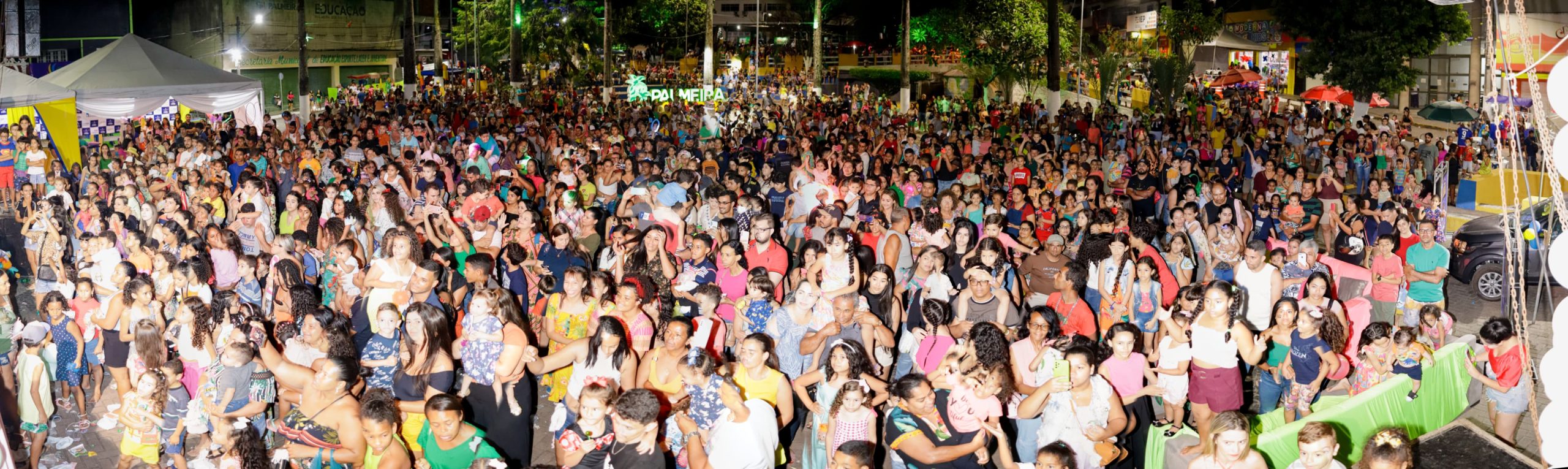 Milhares De Crian As Enchem A Pra A Da Independ Ncia De Alegria Cores