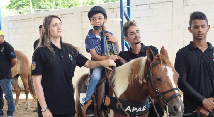 Júlio Cezar participa de lançamento de serviço de equoterapia da Casa Azul/Apae