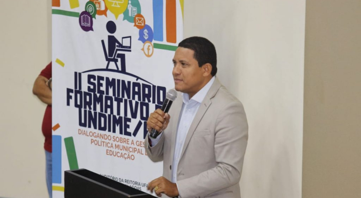 Prefeito Júlio Cezar se emociona ao receber homenagem da Undime-AL