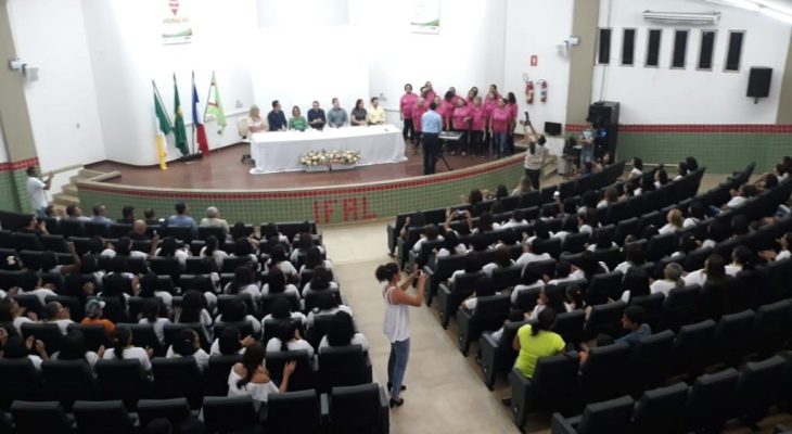 Programa Mulheres Mil forma 130 mulheres em Palmeira dos Índios