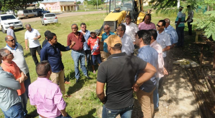 Júlio Cezar acompanha retomada das obras da água encanada na zona rural de Palmeira