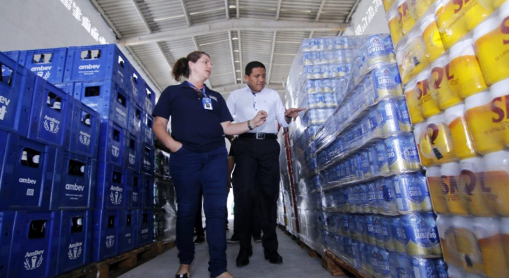 Júlio Cezar visita instalações da Ambev, em Palmeira dos Índios