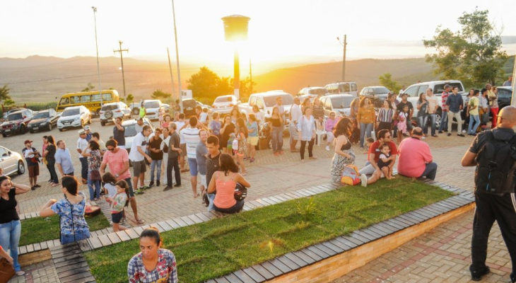 Famílias assistem ao pôr do sol na Serra do Goiti