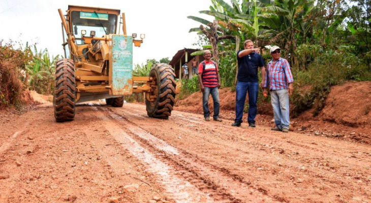 Prefeitura de Palmeira inicia piçarramento nas estradas das serras do Candará e Boa Vista
