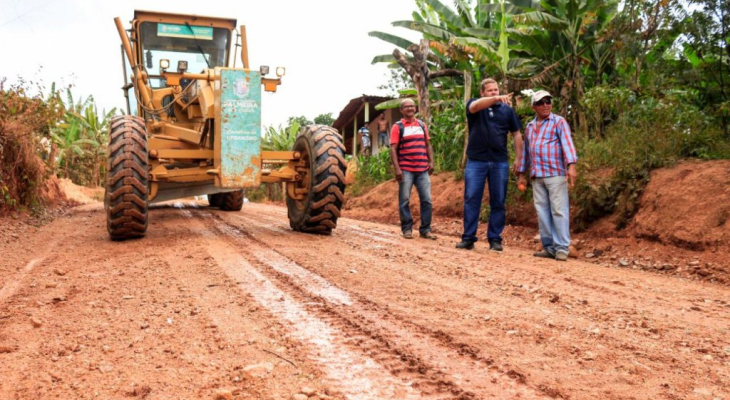 Prefeitura de Palmeira inicia piçarramento nas estradas das serras do Candará e Boa Vista