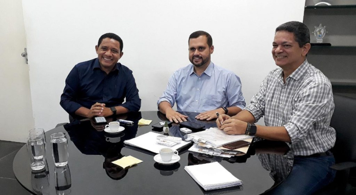 Júlio Cezar e Fernando Pereira discutem conclusão de programas que levarão água para comunidades de Palmeira