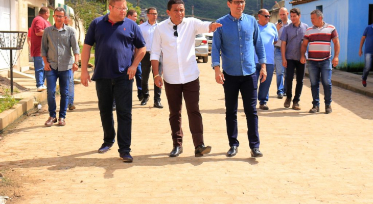 Prefeito Júlio Cezar visita obras de construção da UBS do Xucurus e calçamento das ruas do bairro