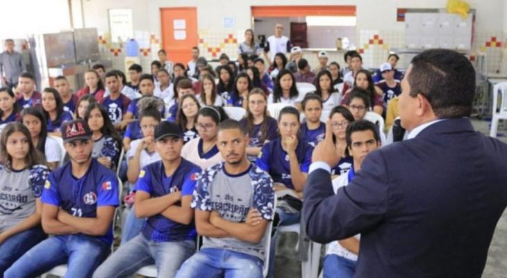 Júlio Cezar profere palestra sobre Orçamento Público para alunos da Escola Estadual Graciliano Ramos