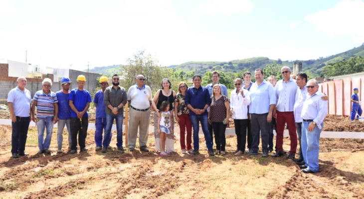 Prefeito Júlio assina Ordem de Serviço para construção de ginásio da Escola Douglas Apratto Tenório