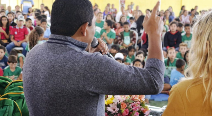 Prefeito Júlio assina O.S para construção de escola e entrega kits na zona rural
