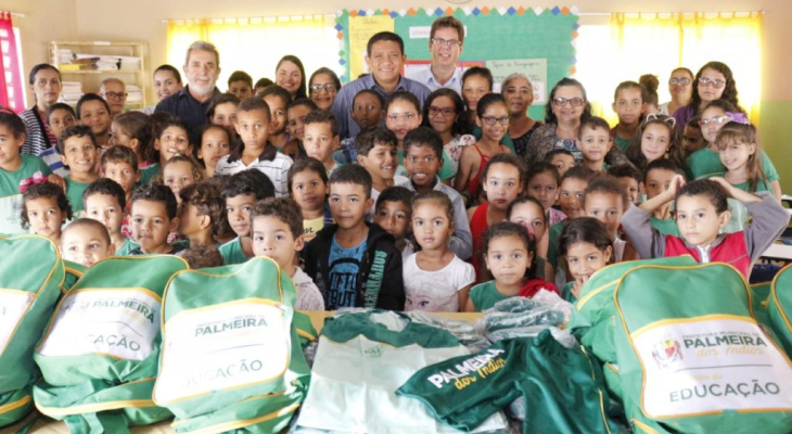 Prefeito Júlio faz nova entrega de kits escolares para estudantes da rede municipal de ensino