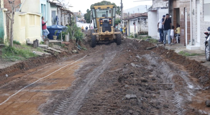 Prefeito Júlio Cezar assina Ordens de Serviços para pavimentação de ruas nos bairros de São Cristóvão e Vila Maria