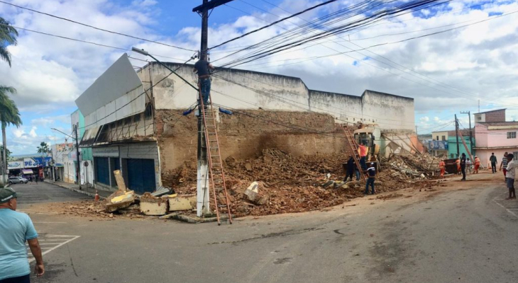 Desabamento e fortes chuvas deixam Prefeitura de Palmeira em alerta