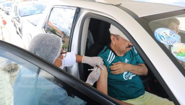 Drive thru para vacina da Influenza é sucesso em Palmeira dos Índios