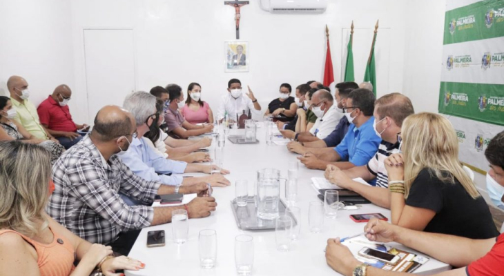 Prefeito Júlio Cezar se reúne com equipe de governo
