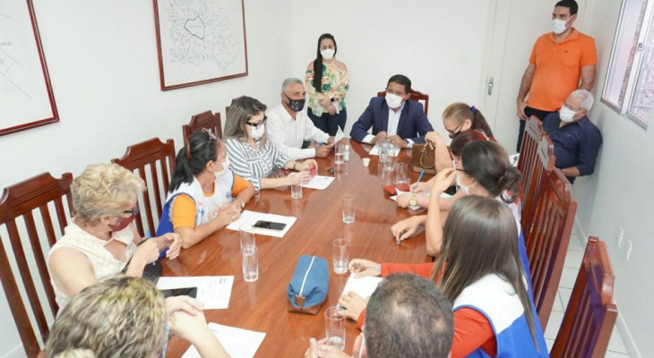 Prefeito Júlio Se reúne com Conselho e anuncia novos serviços para a área da Saúde