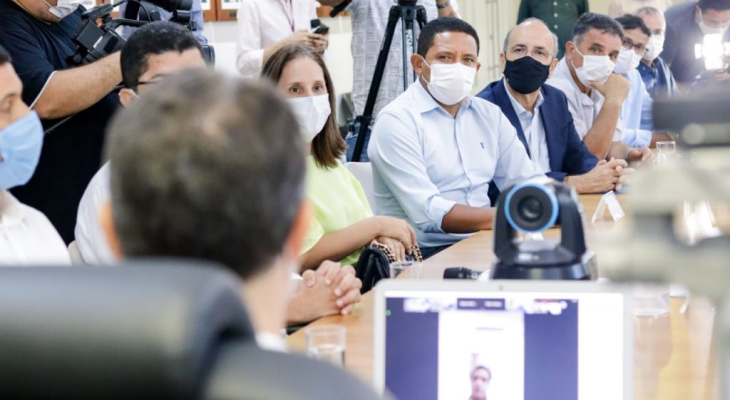 Renan Filho lança ações na Saúde e anuncia Programa Vacina Alagoas em reunião com prefeitos