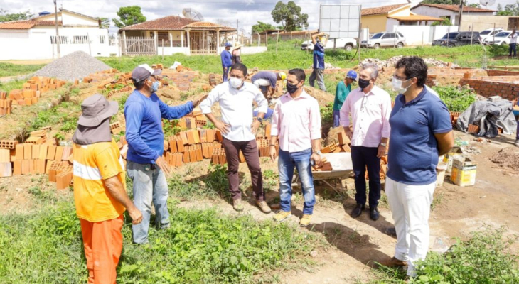 Júlio Cezar vistoria obras de Creche Escola e anuncia pavimentação de rua, em Lagoa do Caldeirão