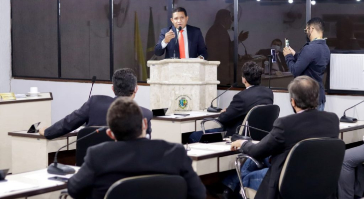 Prefeito Júlio Cezar apresenta pacote de intenções para o município na Câmara de Vereadores