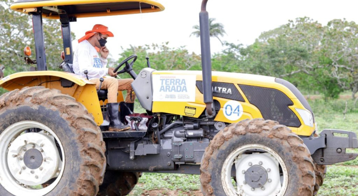 Tratores do Programa Terra Arada voltarão a trabalhar assim que as chuvas cessem em Palmeira