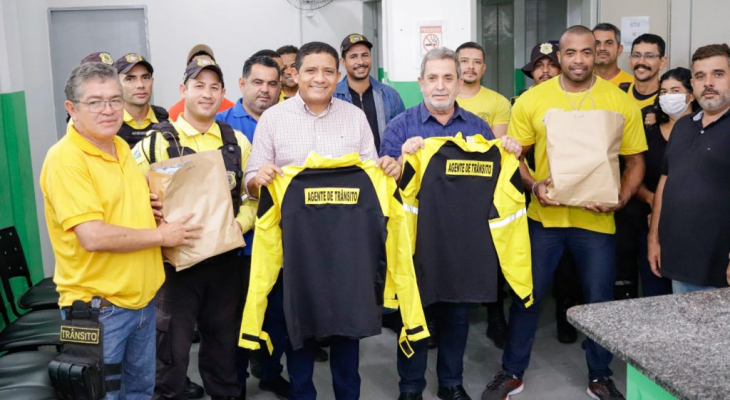 Prefeito entrega novos fardamentos à SMTT e anuncia auxílios risco de vida e de fardamento