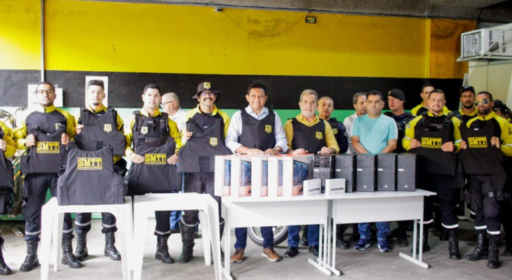 Prefeito Júlio Cezar entrega novos equipamentos e assina incentivos para agentes da SMTT