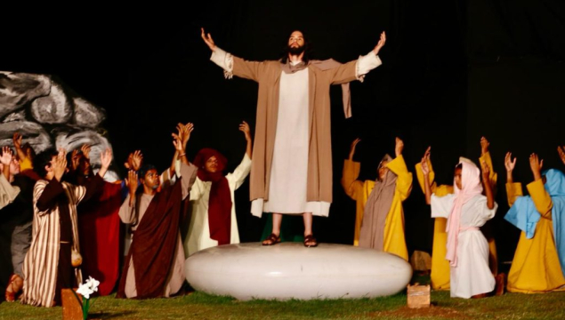 Centenas de fiéis sobem a serra para prestigiar a primeira noite do espetáculo Jesus, Rei dos Judeus