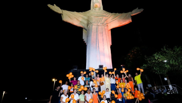 Cristo do Goití recebe iluminação laranja em apoio ao combate ao abuso e exploração sexual de crianças e adolescentes