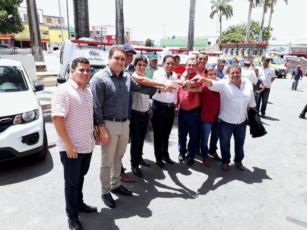 Prefeito Júlio Cezar entrega 10 novos veículos para a Saúde do município
