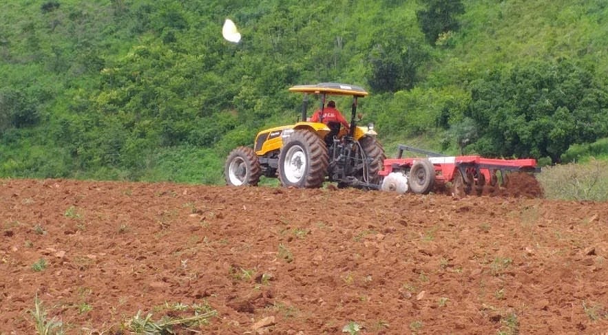 Tratores do Programa Terra Arada voltarão a trabalhar assim que as