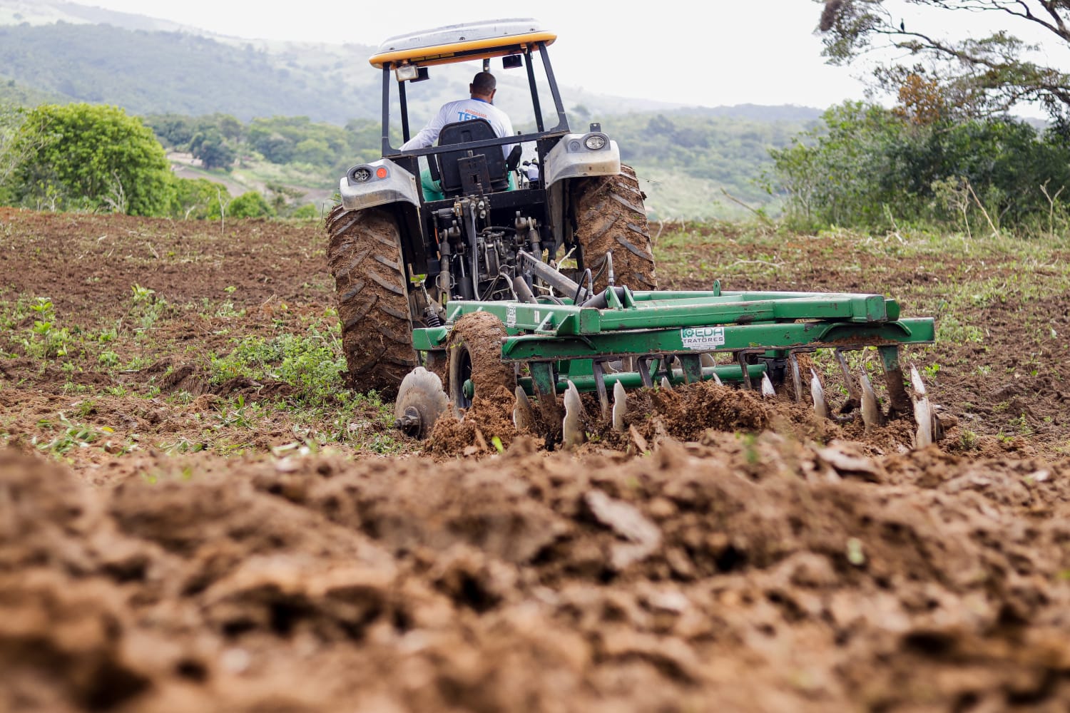 Tratores do Programa Terra Arada voltarão a trabalhar assim que as