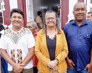 Prefeita Tia Júlia entre o secretário cacique e o Selmo e o assessor especial Edson Paulino